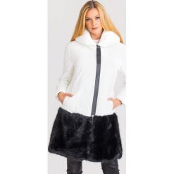 PŁASZCZ EMPORIO ARMANI. Białe kurtki damskie Emporio Armani, z haftami, bez kaptura. Za 1589,40 zł.