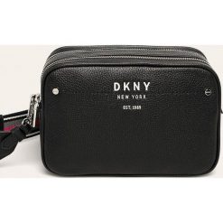 Dkny - Torebka skórzana. Różowe listonoszki damskie DKNY, w paski, ze skóry, na ramię, duże, z aplikacjami. Za 989,90 zł.