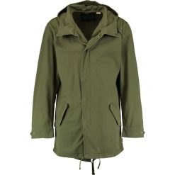 Levi's® FISHTAIL Parka olive night. Zielone płaszcze męskie Levi's®, s, bez wzorów, z bawełny, bez kaptura. W wyprzedaży za 399,20 zł.