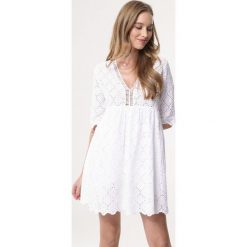 Biała Sukienka Like Fully. Białe sukienki damskie Born2be, na co dzień, s, bez wzorów, z jeansu, eleganckie, bez kołnierzyka, bez rękawów, mini, rozkloszowane. Za 119,99 zł.