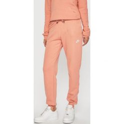 Nike Sportswear - Spodnie. Różowe spodnie damskie Nike Sportswear, s, z bawełny. Za 159,90 zł.