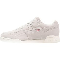Reebok Classic WORKOUT PLUS MCC Tenisówki i Trampki marble/chalk. Szare tenisówki damskie marki Reebok Classic, z weluru. W wyprzedaży za 377,10 zł.