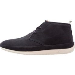 UGG CALI CHUKKA Sznurowane obuwie sportowe navy. Niebieskie buty skate męskie Ugg, z materiału, na sznurówki. Za 679,00 zł.