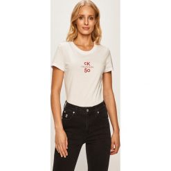 Calvin Klein Jeans - T-shirt CK50. Białe bluzki damskie Calvin Klein Jeans, s, z nadrukiem, z bawełny, z okrągłym kołnierzem. W wyprzedaży za 139,90 zł.
