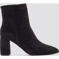 NA-KD Shoes Botki na średnim obcasie Manchester - Black. Czarne botki damskie NA-KD Shoes, na średnim obcasie, na obcasie, na zamek. Za 222,95 zł.