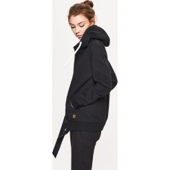 Zapinana bluza z kapturem - Czarny. Czarne bluzy męskie z kapturem Cropp, l. Za 79,99 zł.