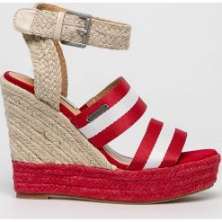 Pepe Jeans - Sandały Ohara Tape. Czarne koturny damskie Pepe Jeans, bez obcasa, na obcasie, na klamry. W wyprzedaży za 169,90 zł.