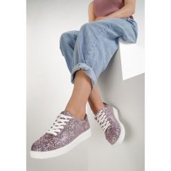 Różowe Buty Sportowe Edge Of Eternity. Różowe buty sportowe damskie Renee, bez wzorów, sportowe. W wyprzedaży za 49,99 zł.