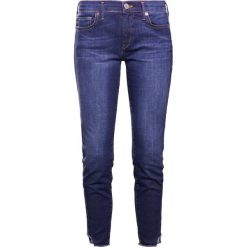 True Religion HALLE LONG Jeansy Slim Fit broken blue. Niebieskie rurki damskie marki True Religion. W wyprzedaży za 615,20 zł.