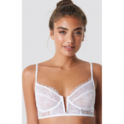 NA-KD Lingerie Koronkowy biustonosz z wycięciem V - White. Białe biustonosze bardotka NA-KD Lingerie, z haftami, z koronki. Za 72,95 zł.