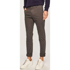Izod - Spodnie. Szare spodnie męskie IZOD, bez wzorów, z elastanu. W wyprzedaży za 129,90 zł.