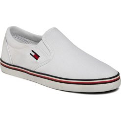 Tenisówki TOMMY JEANS - Essential Slip On Sneaker EN0EN00782 White YBS. Białe półbuty damskie Tommy Jeans, bez wzorów, z jeansu, bez zapięcia. Za 269,00 zł.