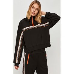 Patrizia Pepe - Bluza. Czarne bluzy damskie Patrizia Pepe, m, z aplikacjami, z elastanu, z krótkim rękawem, krótkie, z kapturem. Za 1139,00 zł.