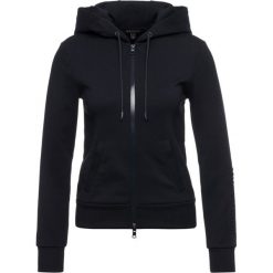 Bluza Armani Exchange 8NYM75 Y9L7Z 1510. Niebieskie bluzy damskie Armani Exchange, xs, bez wzorów, bez rękawów, bez kaptura. W wyprzedaży za 359,00 zł.