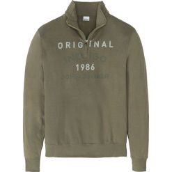 Bluza ze stójką bonprix oliwkowy z nadrukiem. Zielone bluzy męskie bonprix, s, z nadrukiem, ze stójką, bez rękawów, bez kaptura. Za 69,99 zł.