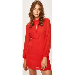 Pepe Jeans - Sukienka Shelly. Czarne sukienki damskie Pepe Jeans, na co dzień, s, bez wzorów, z poliesteru, casualowe, z okrągłym kołnierzem, z długim rękawem, długie, mini, proste. W wyprzedaży za 239,90 zł.