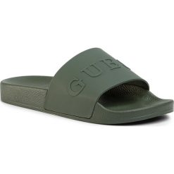 Klapki GUESS - Slides F02Z03 BB00F G896. Zielone klapki męskie Guess, z aplikacjami, z tworzywa sztucznego. Za 179,00 zł.