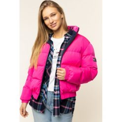 Kurtka puchowa Tommy Jeans Reversible Logo DW0DW07588. Różowe kurtki damskie Tommy Jeans, l, bez wzorów, z poliesteru, bez kaptura. W wyprzedaży za 889,00 zł.