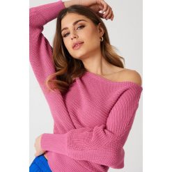 NA-KD Dzianinowy sweter z odkrytymi ramionami - Pink. Różowe swetry damskie NA-KD, bez wzorów, z bawełny, bez rękawów, bez kaptura. Za 121,95 zł.