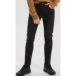 Jeansy slim z elastyczną talią - Czarny. Czarne jeansy męskie Cropp, m, bez wzorów. Za 139,99 zł.