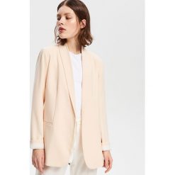 Elegancki blezer - Kremowy. Białe bolerka i narzutki damskie marki Reserved. Za 199,99 zł.