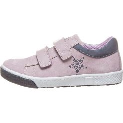 Skórzane sneakersy w kolorze jasnoróżowym. Różowe trampki dziewczęce lamino, bez wzorów, bez zapięcia. W wyprzedaży za 127,95 zł.