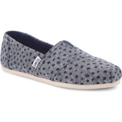 Półbuty TOMS - Classic 10011652 Navy Slub Chambray Dots. Niebieskie półbuty damskie marki Toms, na co dzień, bez wzorów, z tworzywa sztucznego, bez obcasa, na płaskiej podeszwie, bez zapięcia. W wyprzedaży za 159,00 zł.