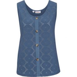 Top shirtowy z ażurową koronką bonprix indygo. Niebieskie bluzki damskie bonprix, w koronkowe wzory, z koronki, bez kołnierzyka, bez rękawów. Za 49,99 zł.