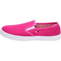 Tenisówki, buty damskie WISHOT 32-099 FUKSJA. Czerwone trampki i tenisówki damskie Wishot, bez wzorów, bez zapięcia. W wyprzedaży za 40,00 zł.