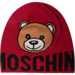 Czapka MOSCHINO - 65113 M2165 007. Czerwone czapki damskie MOSCHINO, bez wzorów, z wełny. W wyprzedaży za 199,00 zł.