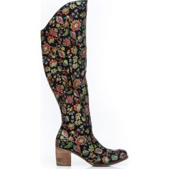 Kozaki za kolano - skóra naturalna - model 189 - kolor czarne liście. Czarne kozaki damskie Zapato, ze skóry, za kolano, bez obcasa, bez zapięcia. Za 499,00 zł.