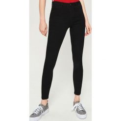 Jeansy skinny mid waist - Czarny. Czarne jeansy damskie Sinsay. Za 39,99 zł.