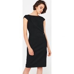 Simple - Sukienka. Szare sukienki balowe marki Simple, z elastanu, z dekoltem w łódkę, z krótkim rękawem, mini, dopasowane. Za 699,90 zł.