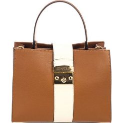 Torebki klasyczne damskie: Skórzana torebka w kolorze koniaku – (S)26 x (W)32 x (G)13 cm