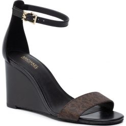 Sandały MICHAEL MICHAEL KORS - Fiona Wedge 40T9FIMS3L Blk/Brown. Czarne klapki damskie MICHAEL Michael Kors, bez wzorów, ze skóry ekologicznej, bez obcasa, na obcasie. Za 549,00 zł.