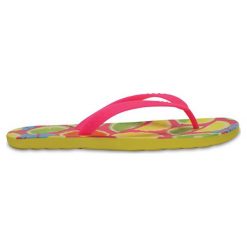 Japonki w kolorze żółto-różowym ze wzorem. Różowe klapki damskie Crocs, bez wzorów, bez obcasa. W wyprzedaży za 54,95 zł.