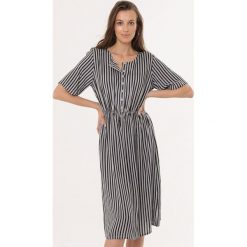 Czarna Sukienka Carry On. Czarne sukienki damskie Born2be, na co dzień, xl, w paski, eleganckie, z okrągłym kołnierzem, bez rękawów, midi, proste. Za 69,99 zł.