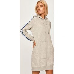 Calvin Klein Jeans - Sukienka. Szare sukienki damskie Calvin Klein Jeans, na co dzień, s, z aplikacjami, z bawełny, casualowe, z okrągłym kołnierzem, z długim rękawem, długie, mini, proste. W wyprzedaży za 329,90 zł.