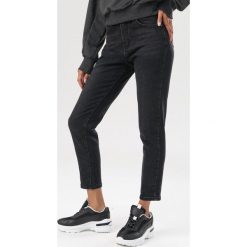 Czarne Jeansy Mom Fit Eirevien. Czarne jeansy damskie Born2be. Za 99,99 zł.