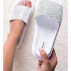 KLAPKI Z KRYSZTAŁKAMI. Szare klapki damskie SHELOVET, bez wzorów, bez obcasa. Za 52,90 zł.