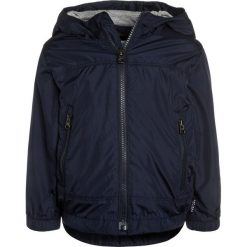 GAP TODDLER BOY Kurtka przeciwdeszczowa true indigo. Niebieskie kurtki dziewczęce marki GAP, z poliesteru. W wyprzedaży za 125,10 zł.