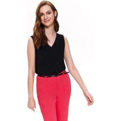 Bluzka bez rękawów. Czarne bluzki damskie Top Secret, bez wzorów, z tkaniny, klasyczne, z dekoltem w serek, bez rękawów. W wyprzedaży za 24,99 zł.