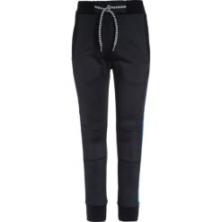 Tumble 'n dry BODI Spodnie treningowe night blue. Niebieskie jeansy chłopięce marki Tumble 'n dry. W wyprzedaży za 125,30 zł.