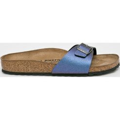 Birkenstock - Klapki. Fioletowe klapki damskie Birkenstock, bez wzorów, ze skóry, bez obcasa. W wyprzedaży za 199,90 zł.