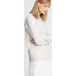 Jasnobeżowy Sweter Nonsense. Brązowe swetry klasyczne damskie marki other, na jesień, l. Za 74,99 zł.