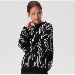 Sweter z kontrastowym wzorem - Czarny. Czarne swetry damskie Sinsay, s, bez wzorów, bez rękawów, bez kaptura. Za 59,99 zł.