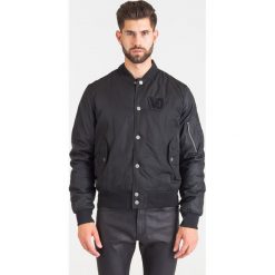 CZARNA BOMBERKA VERSACE JEANS. Czarne płaszcze męskie Versace Jeans, m, z aplikacjami, z jeansu, bez kaptura. Za 759,50 zł.