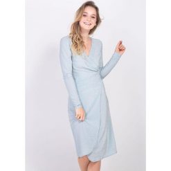 Sukienka w kolorze jasnoniebieskim. Niebieskie sukienki damskie Bessa, Moonlight, bez wzorów, bez kołnierzyka, z długim rękawem, długie, midi. W wyprzedaży za 164,95 zł.