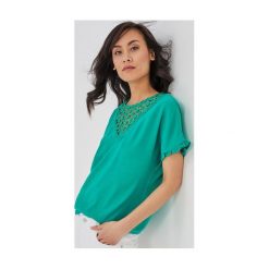 T-shirt z koronką. Szare bluzki damskie Promod, w koronkowe wzory, z koronki, eleganckie, bez kołnierzyka. Za 89,90 zł.