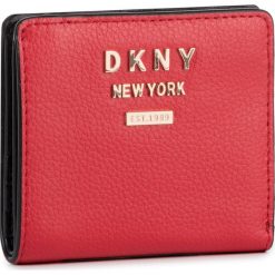 Mały Portfel Damski DKNY - R91ZHB08 Rogue RGE. Czerwone portfele damskie DKNY, bez wzorów, ze skóry. Za 339,00 zł.